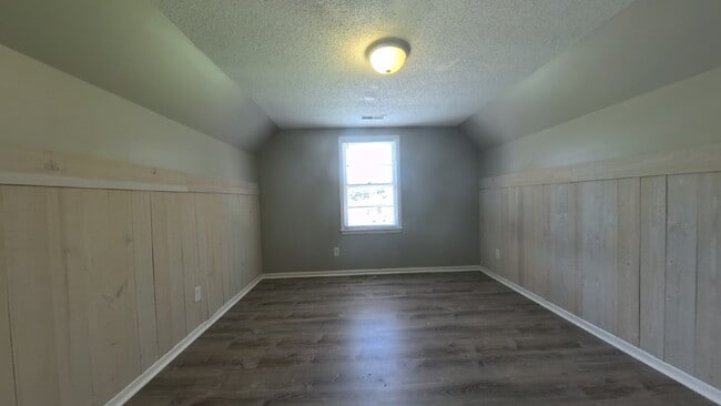 Building Photo - Stunning, Well-Maintained Craftsman Gem