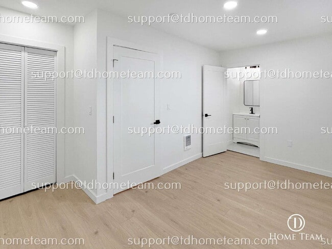 Building Photo - "Charming 3-Bed, 2-Bath Oasis in Seattle's Heart – Cozy 1040 Sq Ft Haven!"