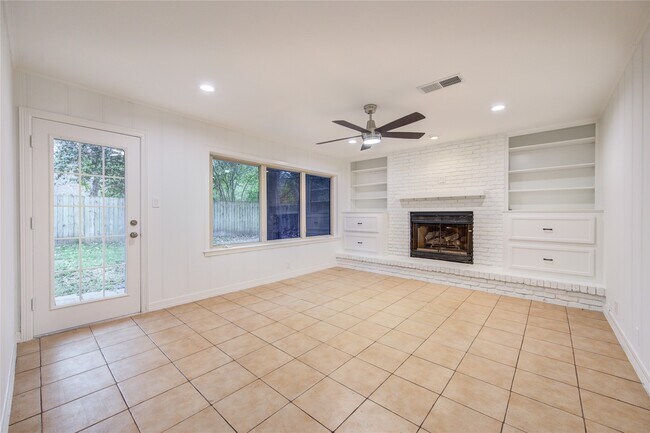 Building Photo - 8439 Westview Dr