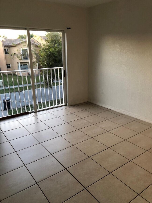 Building Photo - 855 SW 6th Ct