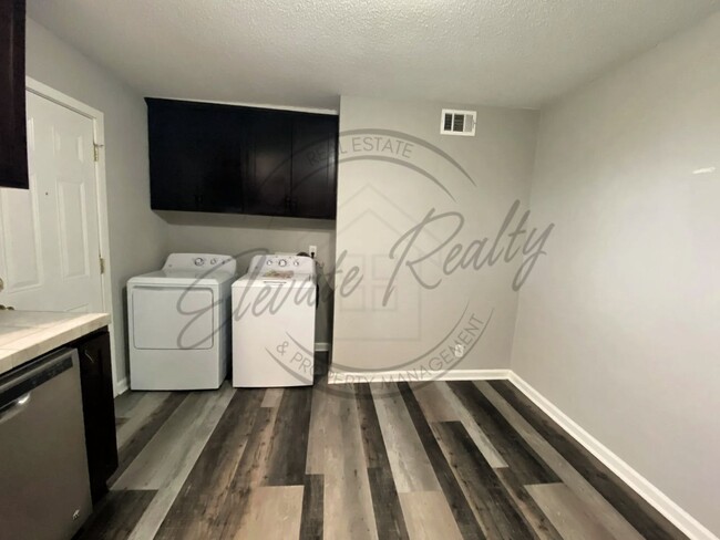 Building Photo - Updated Two Bedroom Ranch Duplex in Hermit...