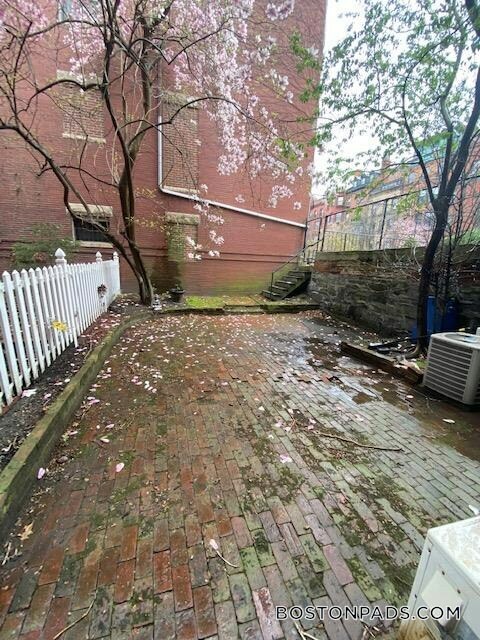 Building Photo - 435 Beacon St