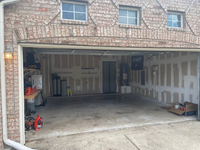 Building Photo - 10141 Sanden Dr