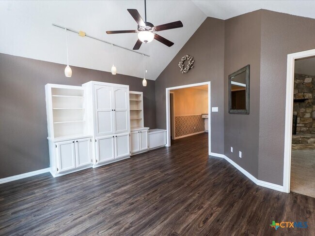 Building Photo - 300 Las Plumas Dr