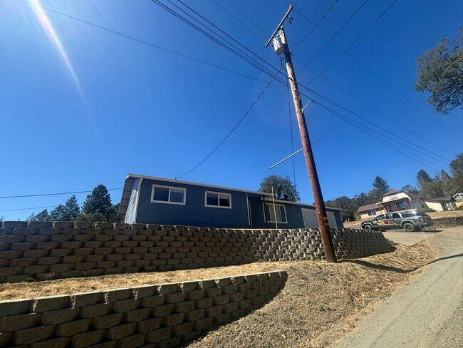 Building Photo - 535 Oak Terrace