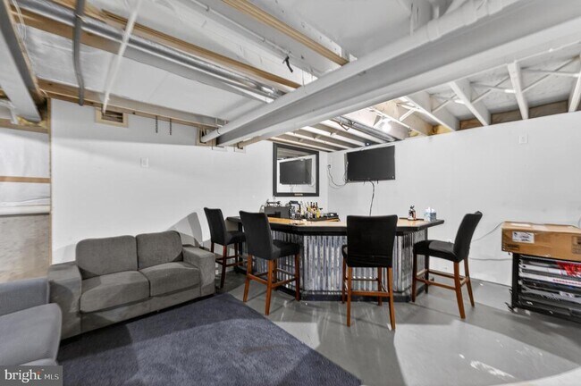 Building Photo - 33 Lindley Dr