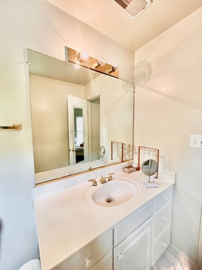 Building Photo - 10503 Aubinoe Farm Dr