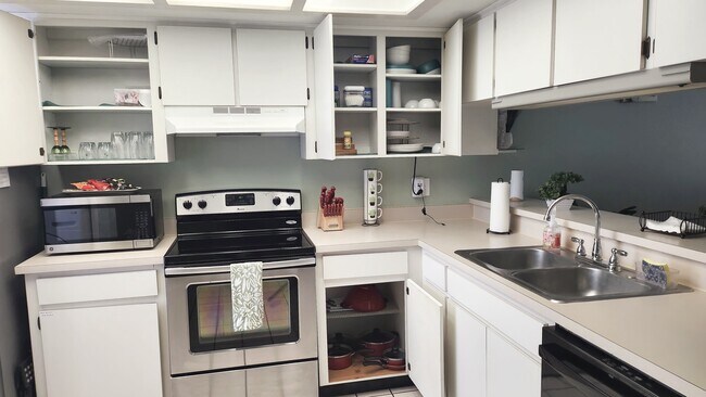 Fully stocked Kitchen - 5014 Gainsville Dr