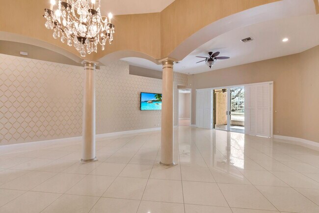 Building Photo - 12372 Cascades Pointe Dr