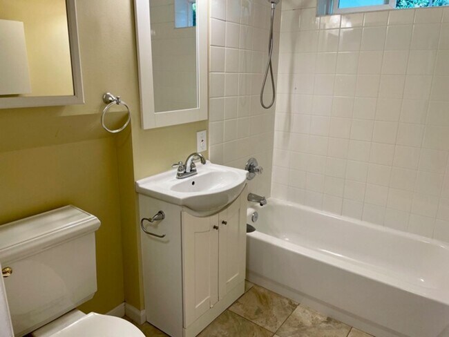 Building Photo - Charming 4 Bed 2 Bath Tri-level in Eastgate, Bellevue