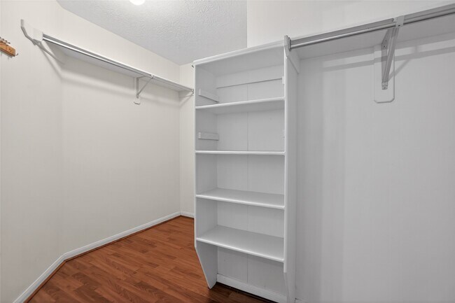 Building Photo - 12530 Meadowglen Dr