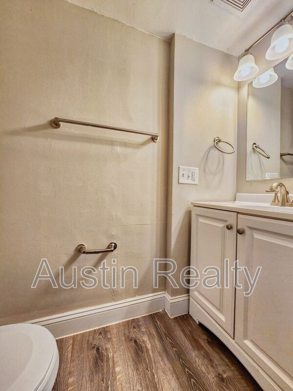 Building Photo - 322 N Newstead Ave