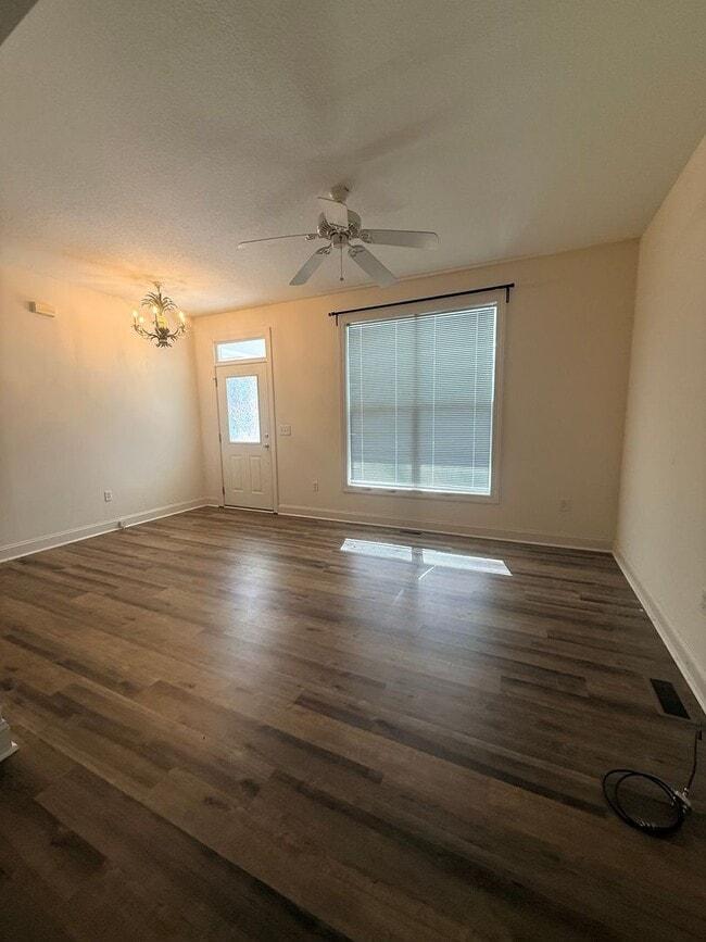 Building Photo - Spacious home in Flat Rock NC