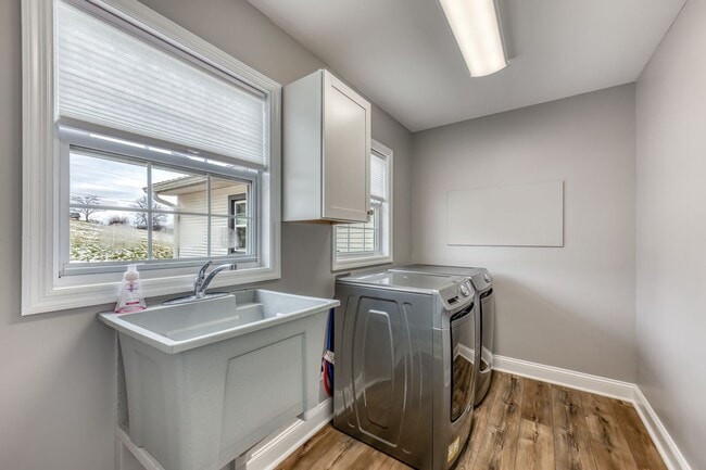 Building Photo - 5 Bedroom / 3.5 Bath Home Blountville, TN