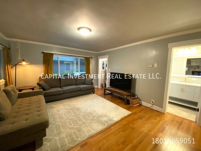 Building Photo - 777 E Redondo Ave