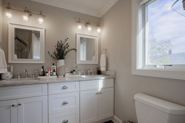 Building Photo - 41 Bank St