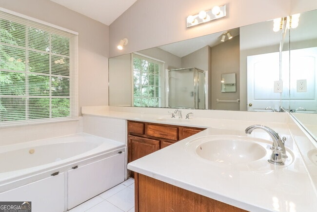 Building Photo - 2885 Summit View Ct
