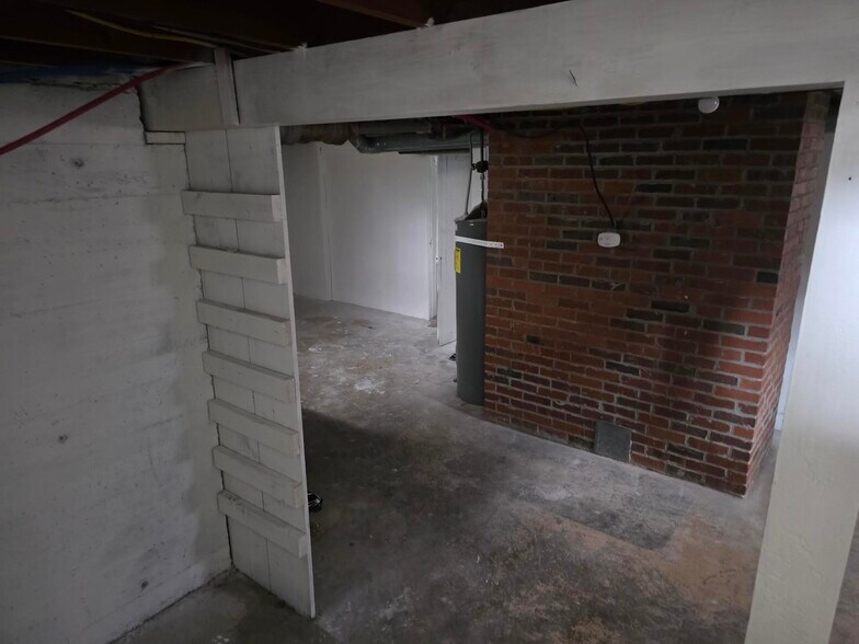 Building Photo - 1340 SW Hayter St