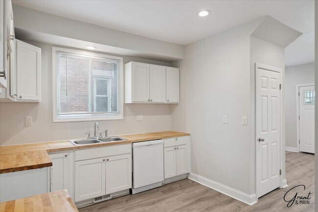 Building Photo - $1625 Fully remodeled, spacious 4 bedroom ...