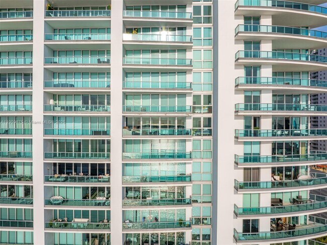 Building Photo - 1331 Brickell Bay Dr