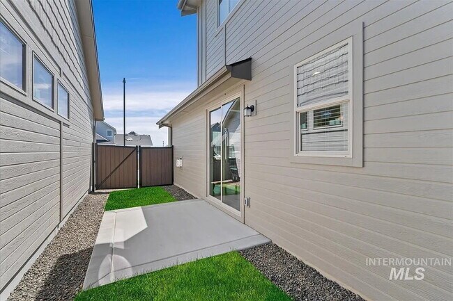 Building Photo - Functionality and convenience! Minutes from one of Meridian's most fantastic parks, with pools, p...
