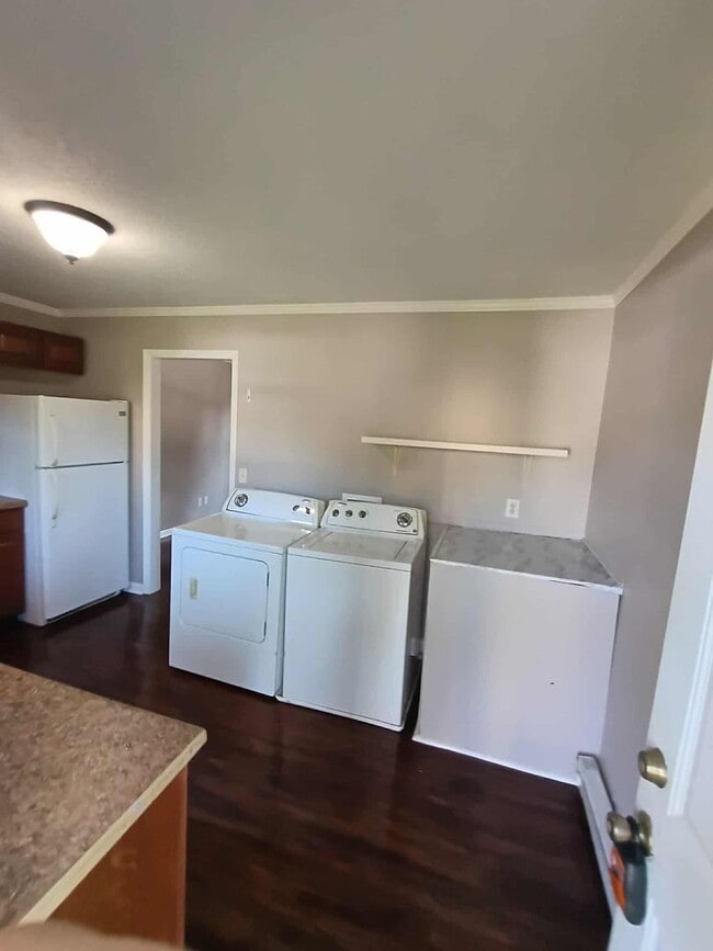 Building Photo - 2 Bedroom / 1 Bath Apartment  Johnson City...