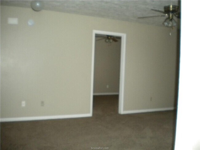 Building Photo - 906 Spring Loop