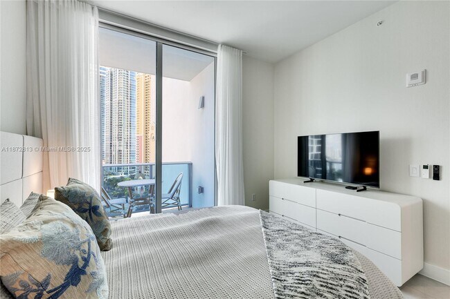 Building Photo - 17550 Collins Ave