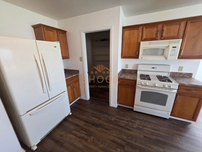 Building Photo - SOUTH SIDE LARGE 3 BR HOME