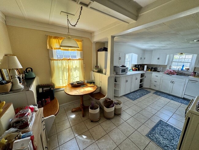 Building Photo - 3 Bed/2 Bath Single Fmaily Home