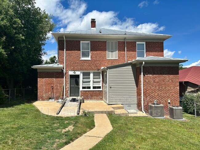 Building Photo - 204 W Peabody St