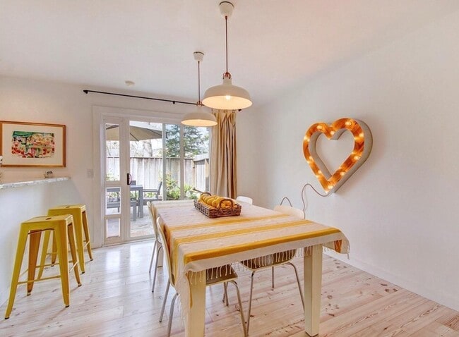 Building Photo - Beautiful Remodeled 2 Bedroom 2 Bath St. H...