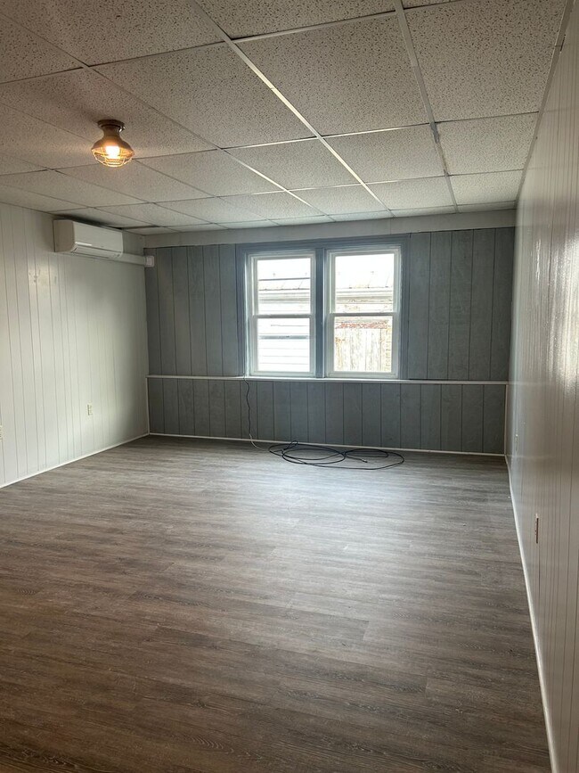 Building Photo - 27 W Seminary St