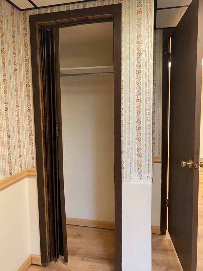 Building Photo - Spacious West-Side Tri-Level Home