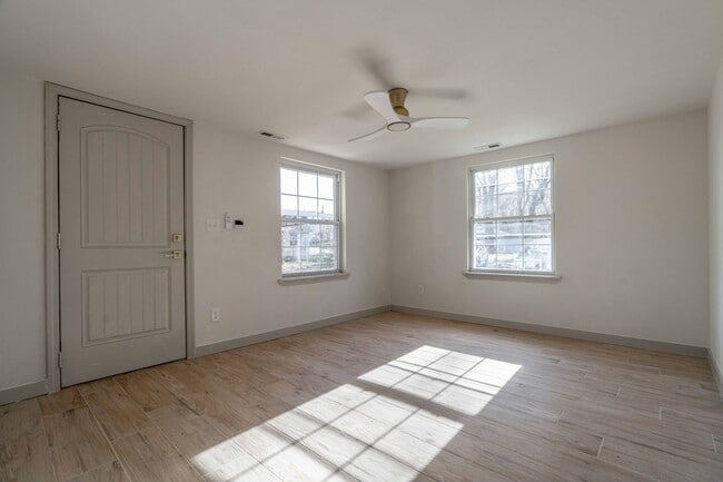 Building Photo - Newly Remodeled 2 Bed 1 Bath Home