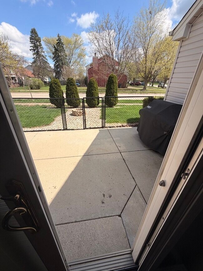 Building Photo - 1219 Huntington Dr