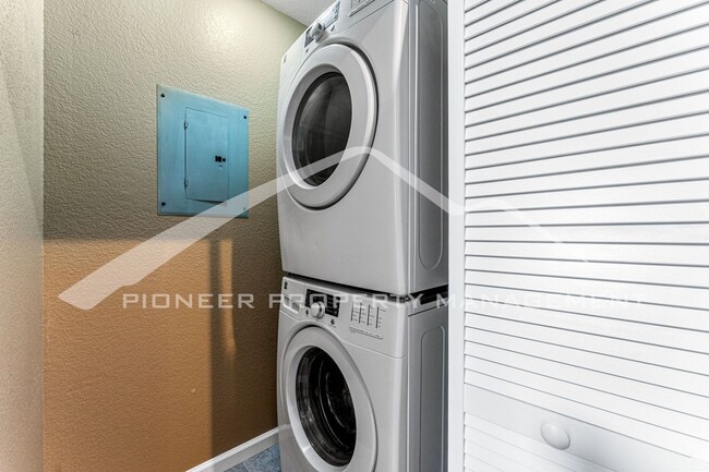Building Photo - Spacious Townhouse with Washer/Dryer and Central AC