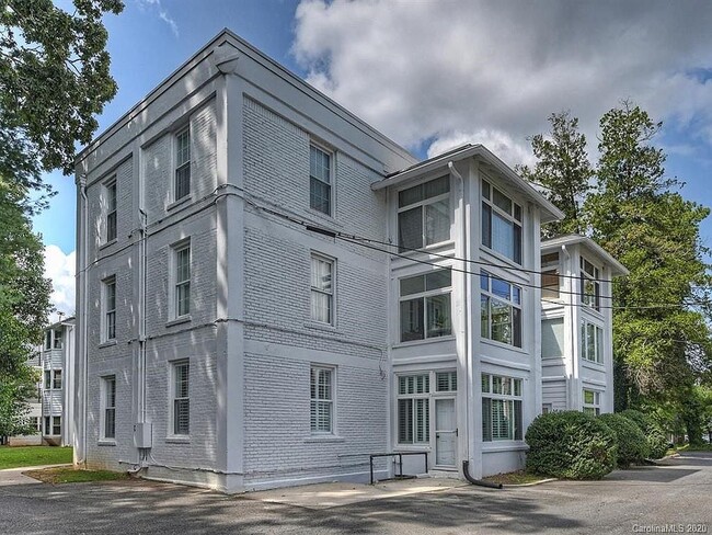 Building Photo - 2501 Roswell Ave