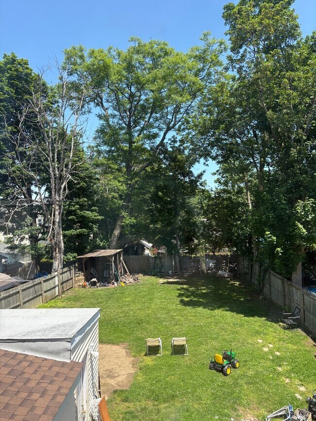 Building Photo - Large 5 Bedroom 2 Bathroom Single Family H...