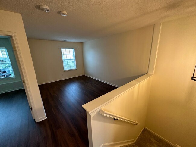 Building Photo - Great 2 Bedroom 2.5 Bath in Ridge Creek!