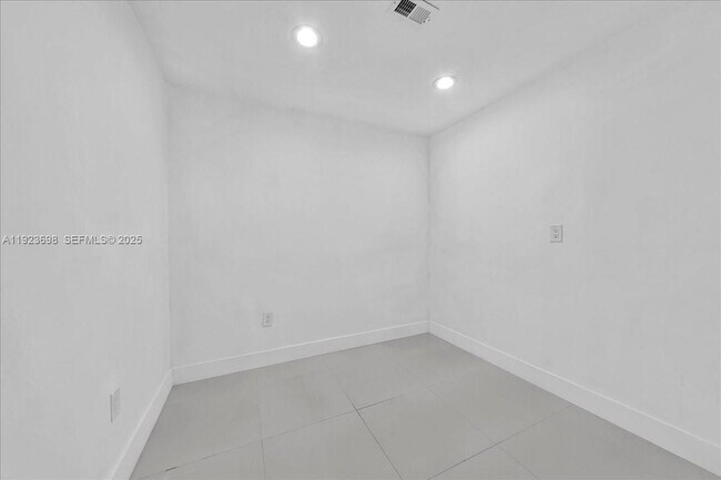 Building Photo - 348 Palm St