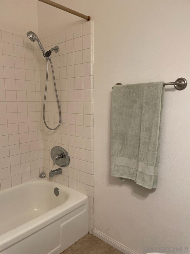 Building Photo - 608 Persimmon Way