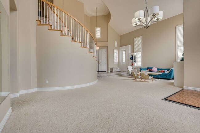 Building Photo - Luxurious, Entertainers Dream 4 Bedroom Home