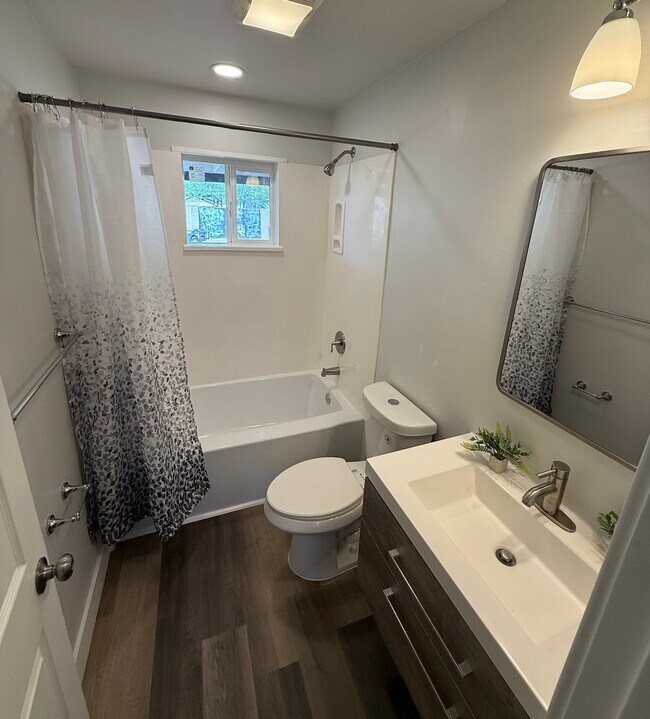 Building Photo - 738 E Roeser Rd