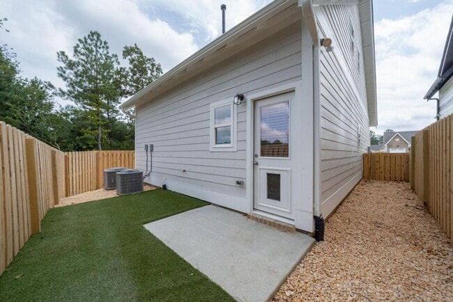 Building Photo - 2 Bedroom with Bonus Office!