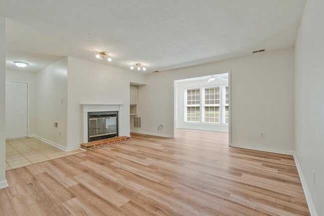 Building Photo - Bright & Cheery 2 BR 2 Bath Unit Available...