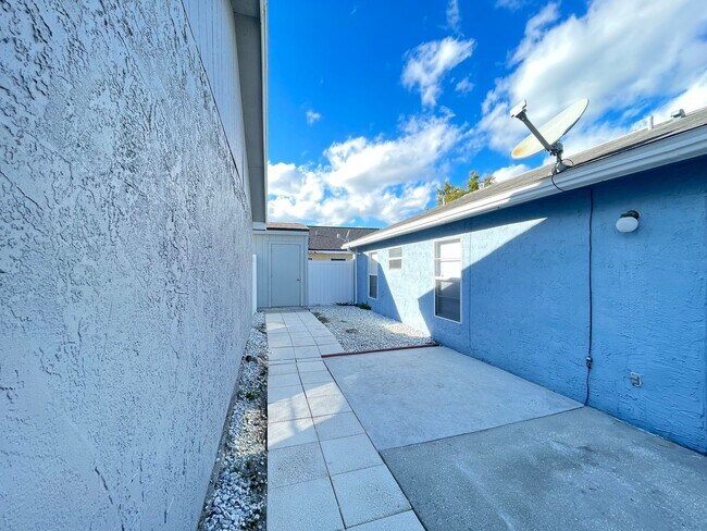 Building Photo - 227 San Gabriel St