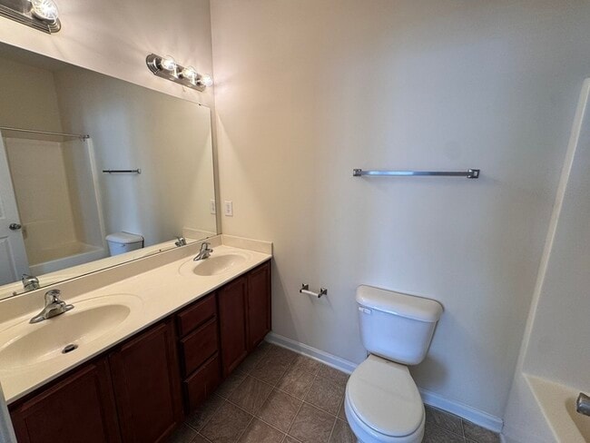 Building Photo - 2 Bed 2 Bath SPACIOUS Town Home! LOCATION ...
