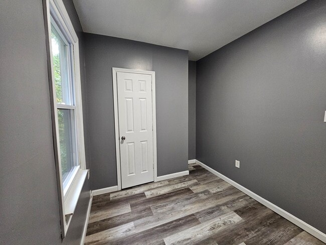 Building Photo - Spacious 5 bedroom 1.5 bathrooms for rent in Hays!