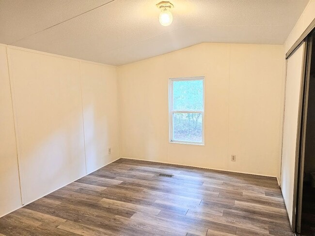 Building Photo - Charming 2 Bed, 2 Bath Mobile Home in a Qu...